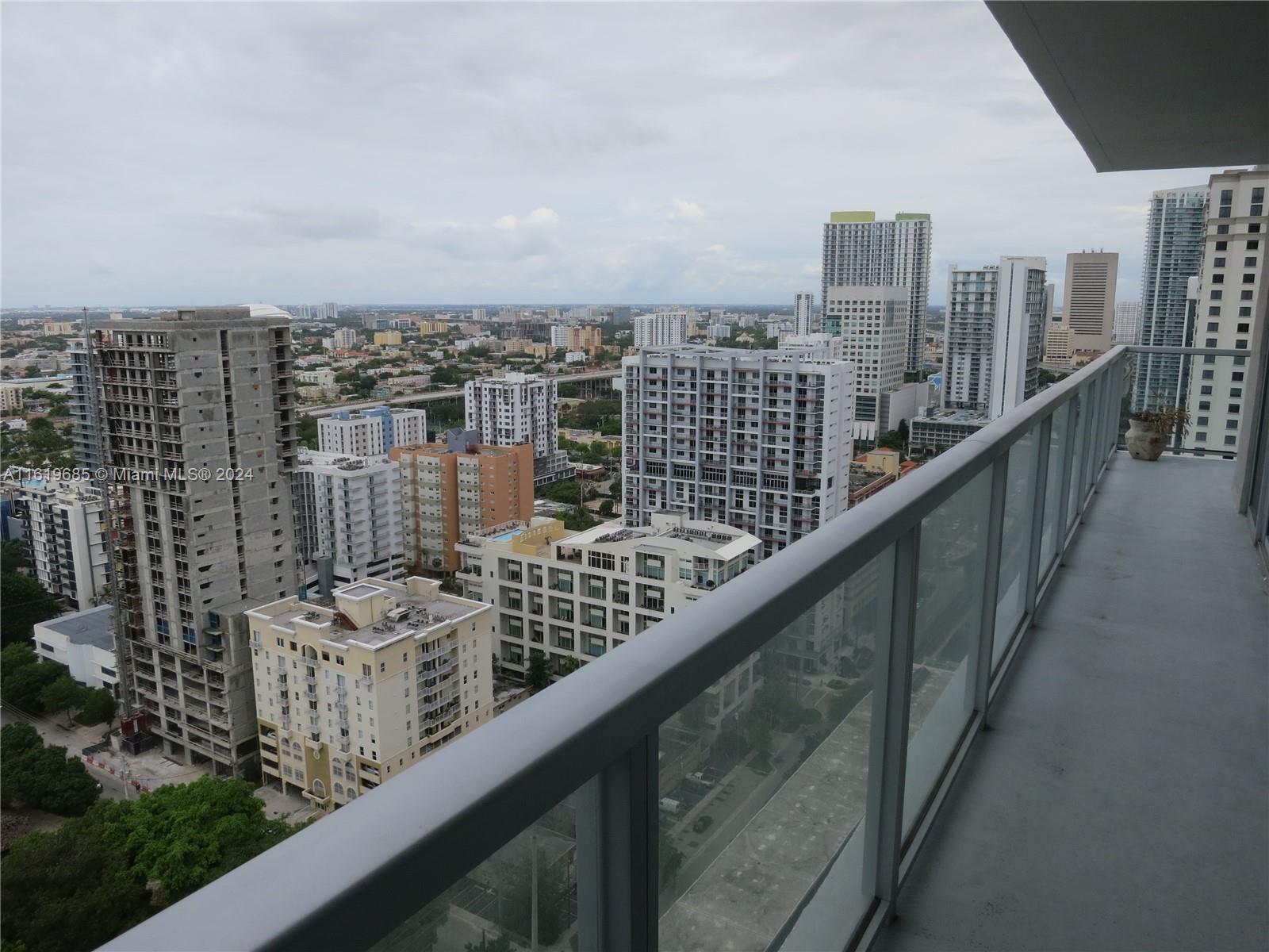 THE AXIS ON BRICKELL COND