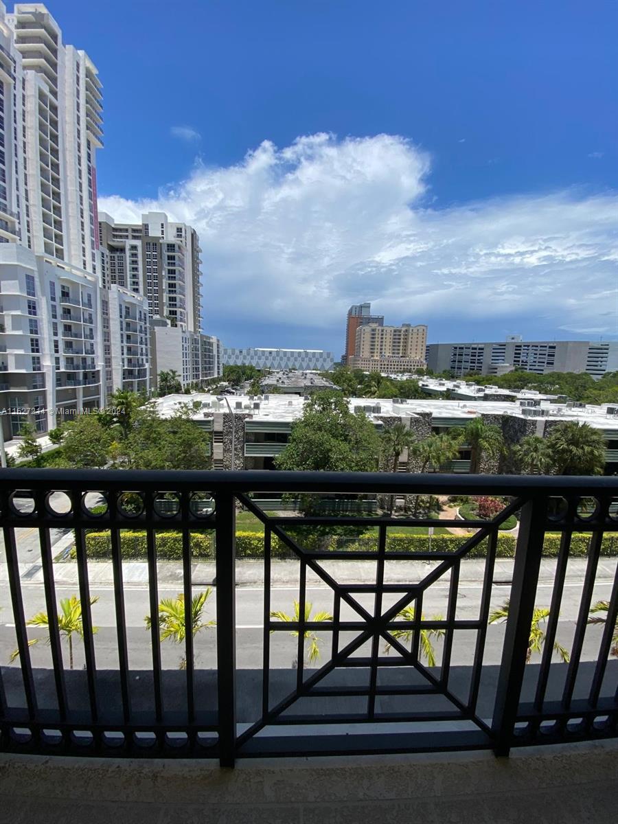 COLONNADE AT DADELAND SE