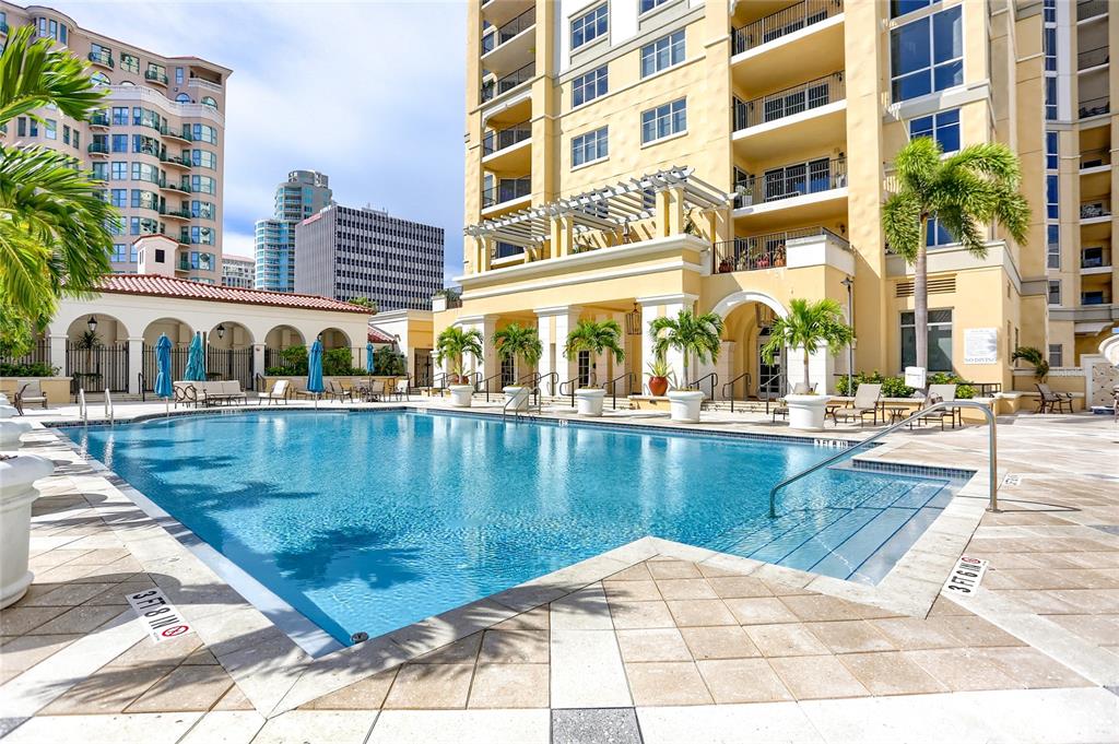 PARKSHORE PLAZA CONDO