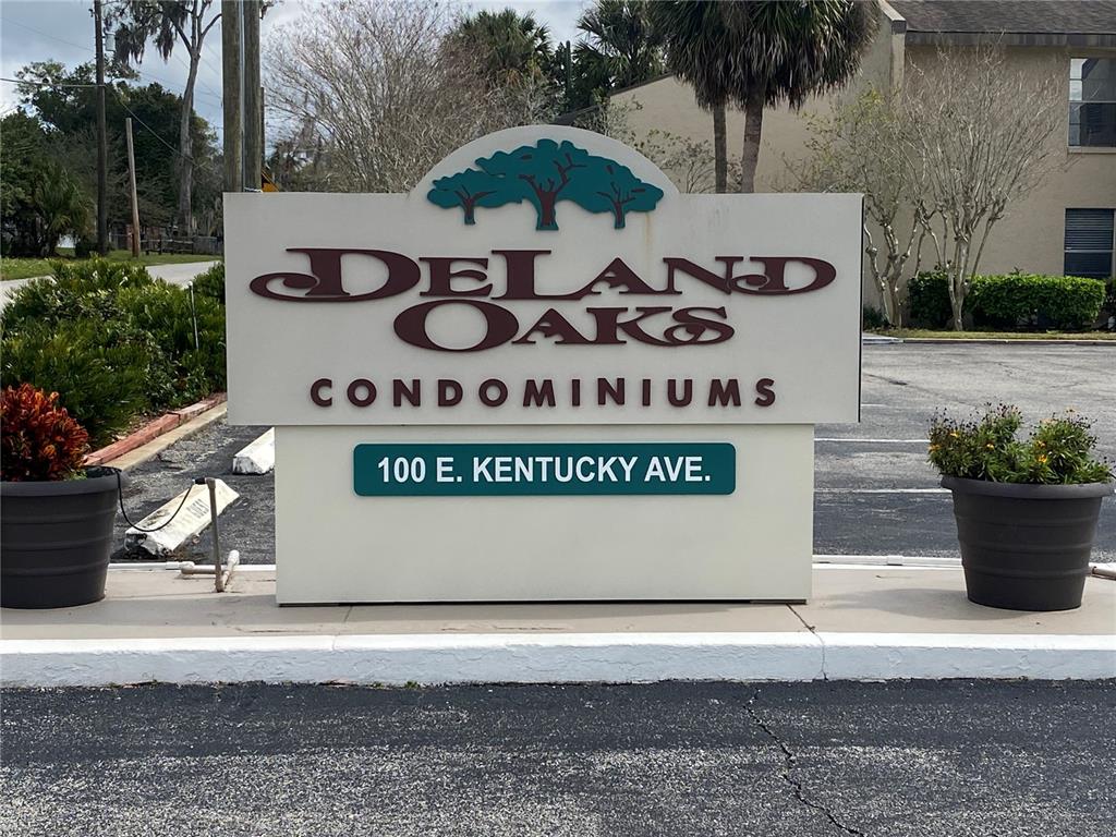 DELAND OAKS CONDO