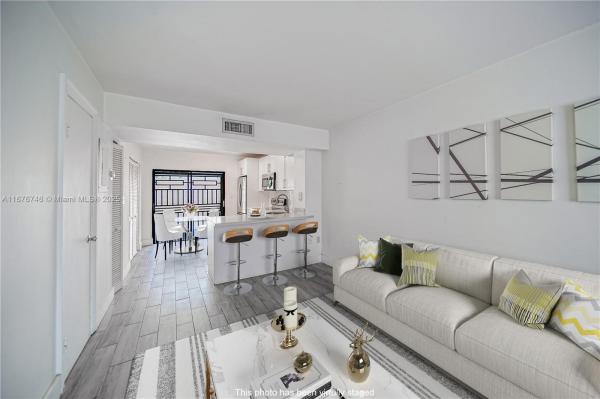 VILLAS UNIVERSITY SQUARE