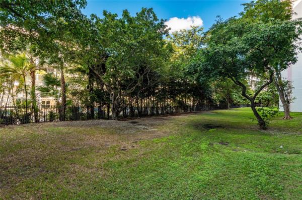 17021 N BAY RD #102, SUNNY ISLES BEACH, FL 33160