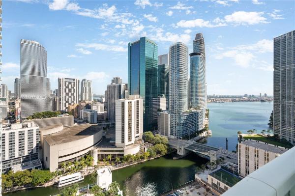 BRICKELL ON THE RIVER S T