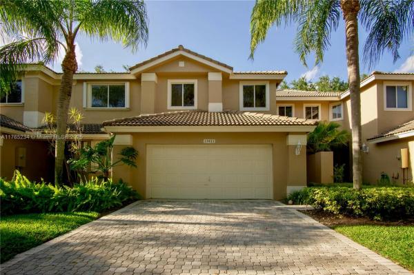 HOLLYWOOD LAKES COUNTRY C