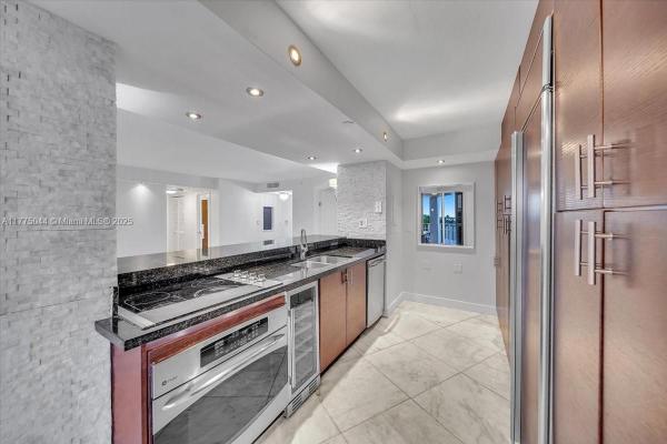 TOWERS OF QUAYSIDE CONDO