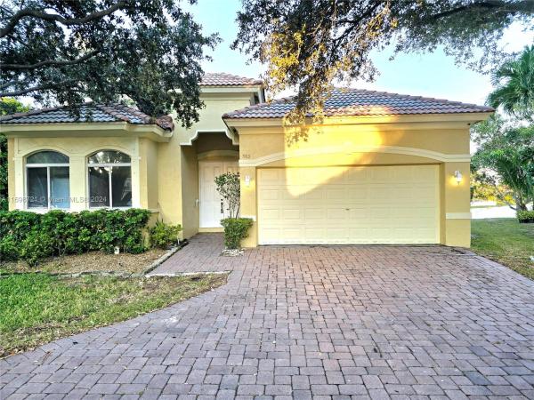 POD 10 AT MONARCH LAKES