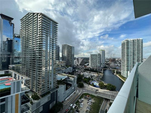 BRICKELL ON THE RIVER S T