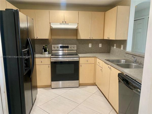 THE COURTS AT DORAL ISLES