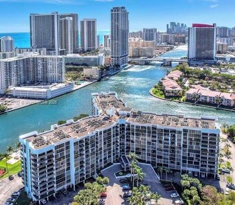 600 PARKVIEW DR #305, HALLANDALE BEACH, FL 33009