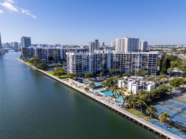 800 PARKVIEW DR #906, HALLANDALE BEACH, FL 33009