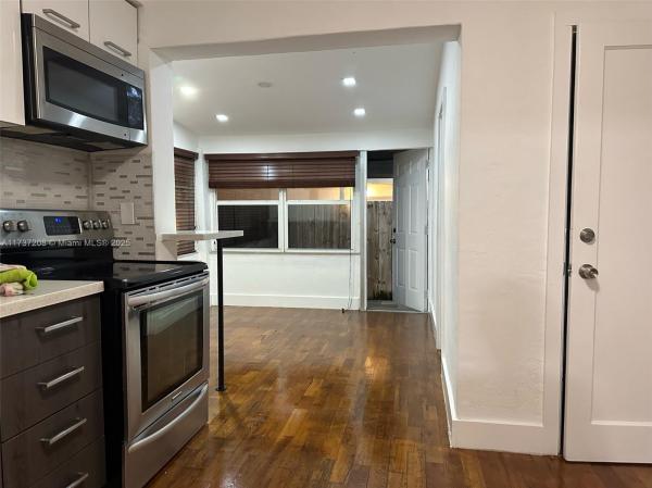 HOLLYWOOD LITTLE RANCHES