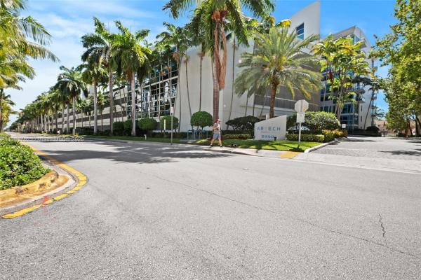 2950 NE 188TH ST #102, AVENTURA, FL 33180