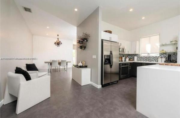 VILLAS AT 27TH LANE CONDO