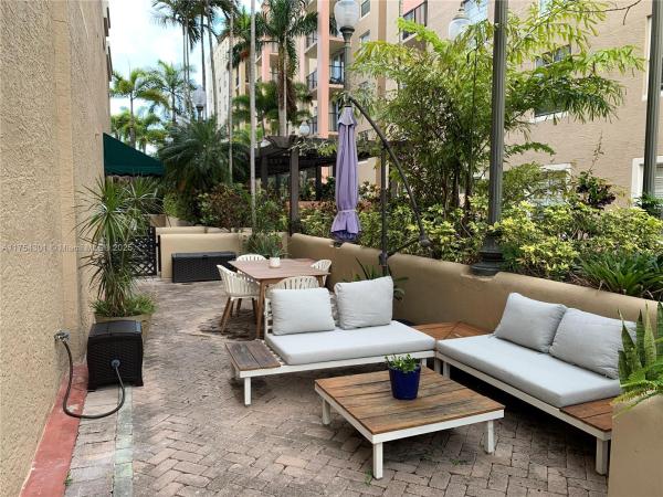 Las Olas by the River