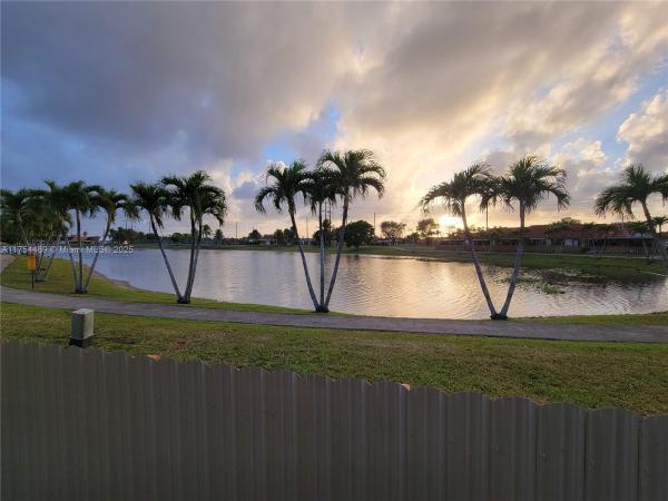 TAMIAMI LAKES TOWNHOUSES