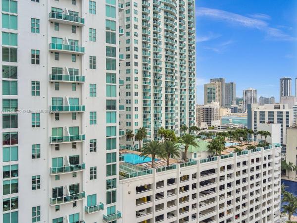 BRICKELL ON THE RIVER N T