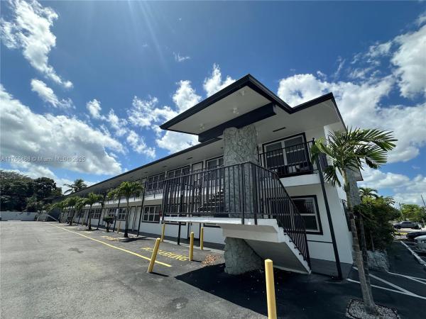 HOLLYWOOD LITTLE RANCHES