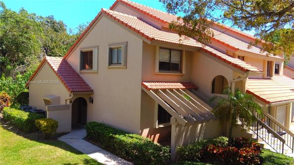 COACH HOUSES OF TOWN PLAC