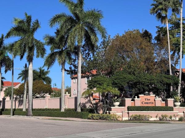 THE COURTS AT DORAL ISLES