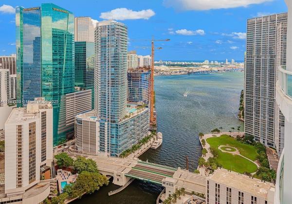 BRICKELL ON THE RIVER S T