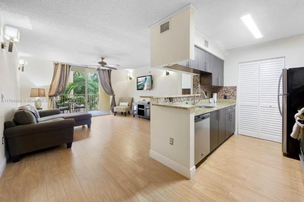 THE YACHT CLUB AVENTURA