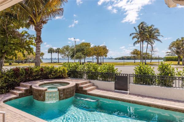 BAYWOOD- Historic Bayside