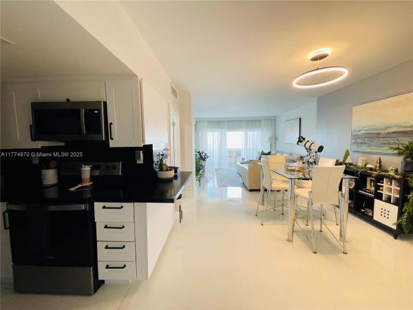 300 BAYVIEW DR #PH11, SUNNY ISLES BEACH, FL 33160