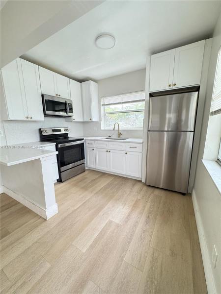 HOLLYWOOD LITTLE RANCHES