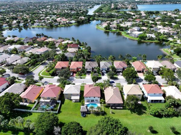 PEMBROKE SHORES