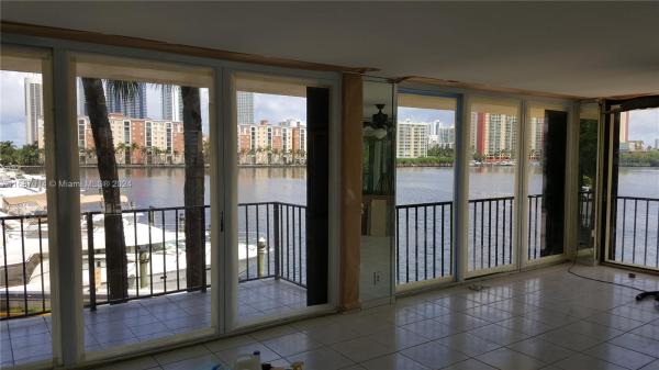 WINSTON TOWERS 700 CONDO