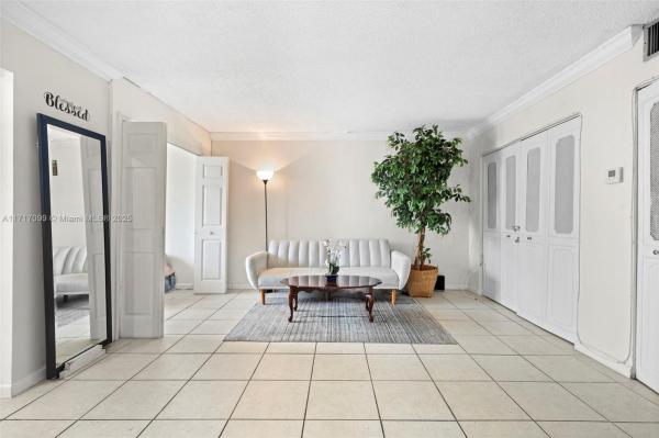 16919 N BAY RD #821, SUNNY ISLES BEACH, FL 33160