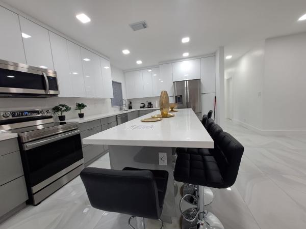 HOLLYWOOD LAKES SECTION