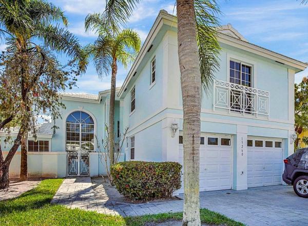 HOLLYWOOD LAKES COUNTRY C