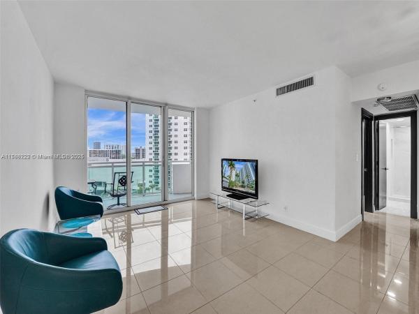 RESIDENCES ON HOLLYWOOD B