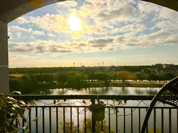 VIZCAYA LAKES CONDO