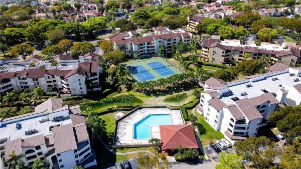 KENLAND POINTE CONDO IV