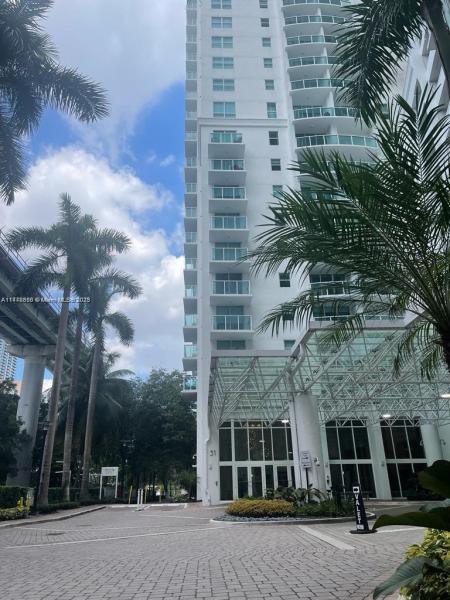 BRICKELL ON THE RIVER N T