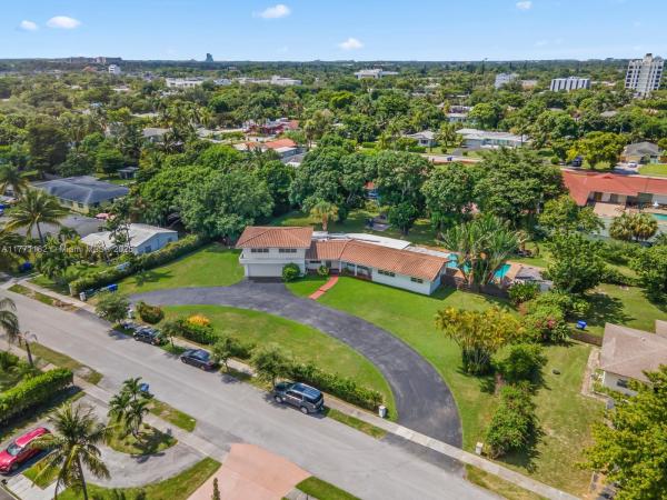 HOLLYWOOD LITTLE RANCHES