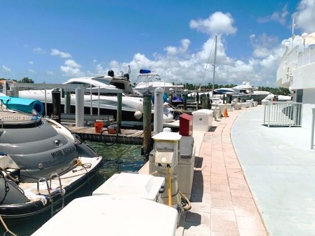 KING COLE CONDO - фото