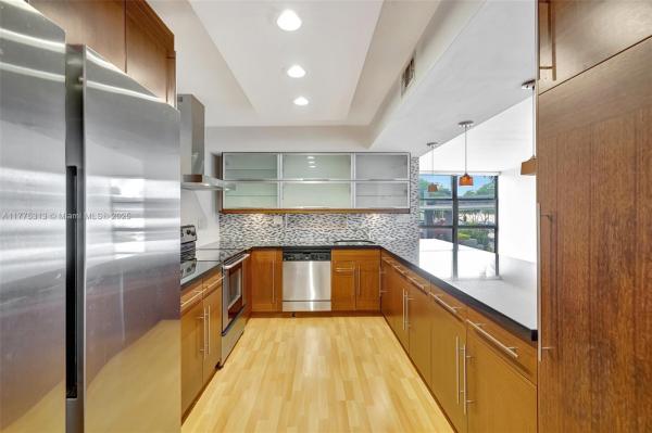 1000 PARKVIEW DR #225, HALLANDALE BEACH, FL 33009