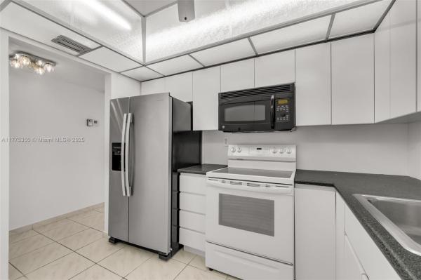 600 THREE ISLANDS BLVD #1207, HALLANDALE BEACH, FL 33009