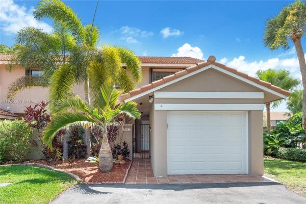 TOWNHOMES OF LA JOLLA
