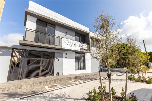 LAWRENCE ESTATE LAND CO