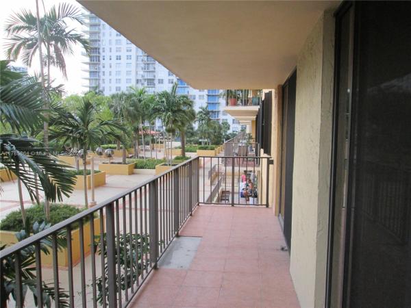 290 174TH ST #404, SUNNY ISLES BEACH, FL 33160