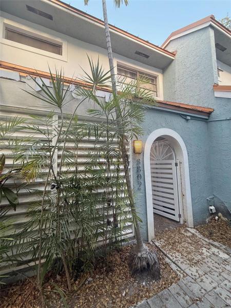 CORONA BAY TOWNHOUSES CON