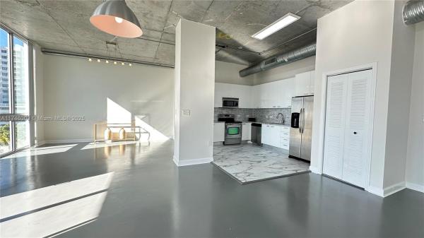 LOFTS AT HOLLYWOOD STATIO