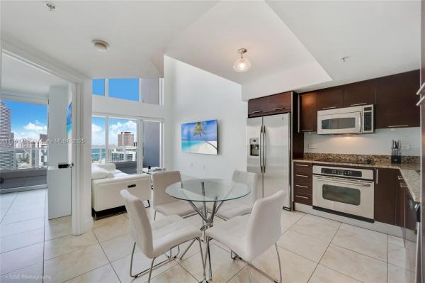 BRICKELL ON THE RIVER S T