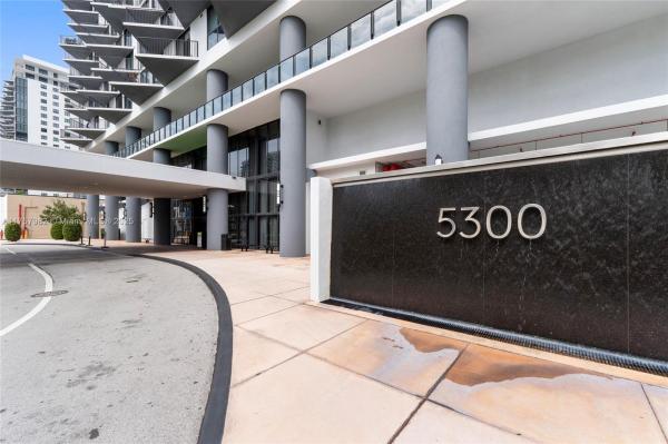5300 PASEO CONDO