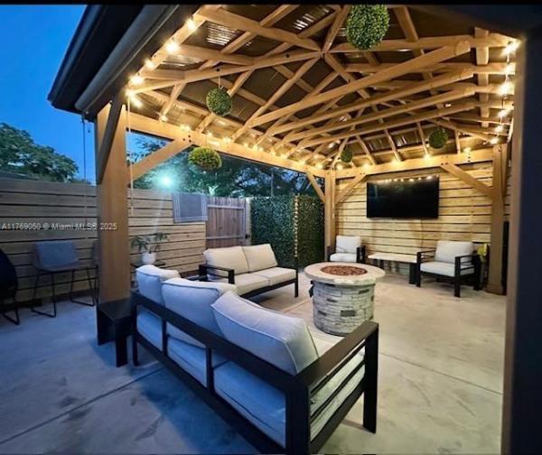 LA MAISON AT THE HAMMOCKS