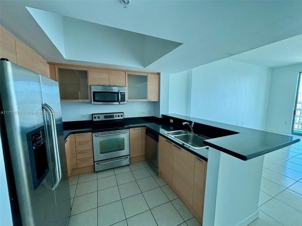 Hollywood Station Residen